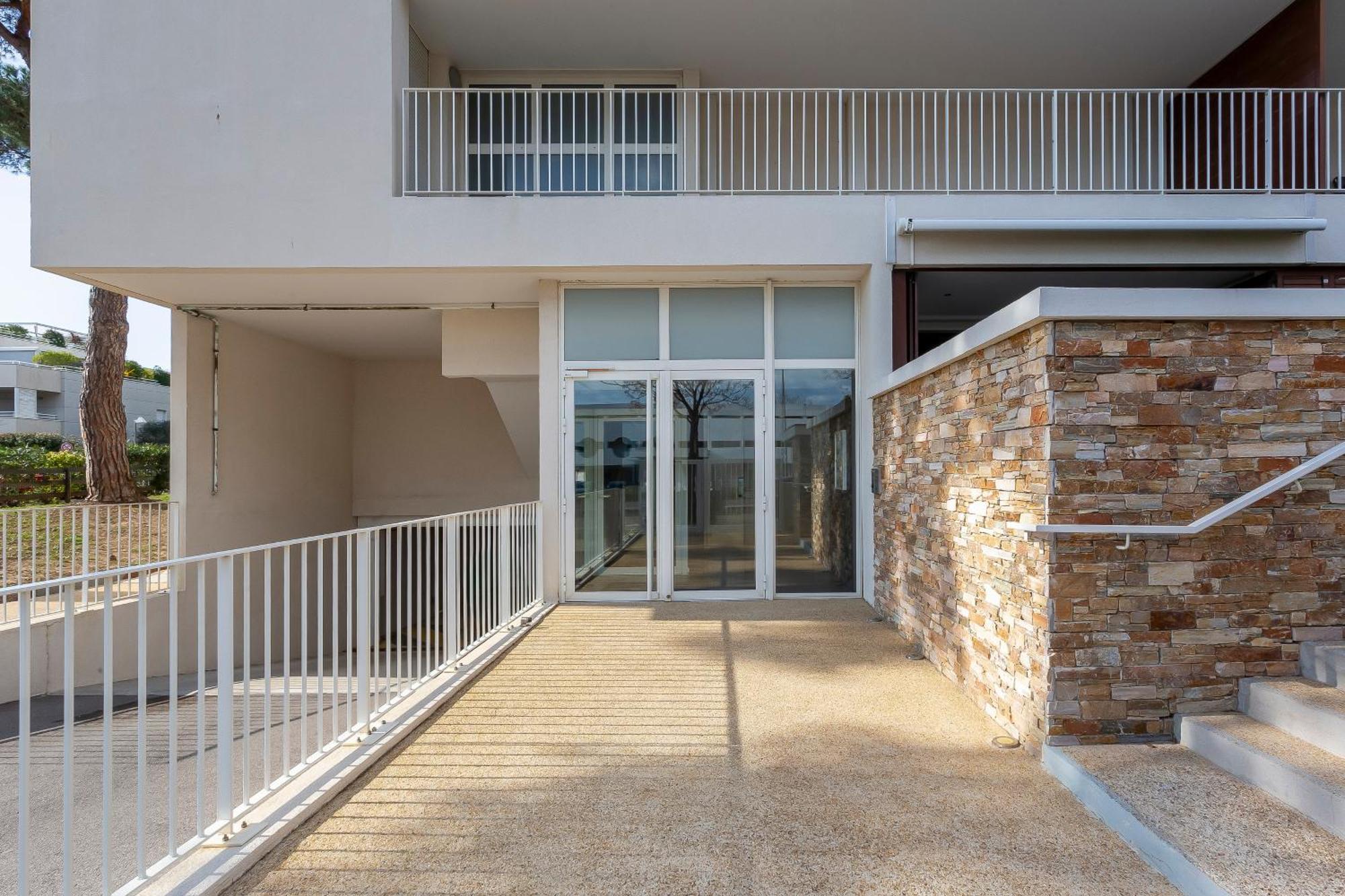 Chez Martin - Spacieux Appartement Climatise Proche De La Plage Ла-Гранд-Мот Экстерьер фото